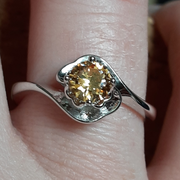 Yellow / Gold Women's Ring Size: 6 - Picture 11 of 11